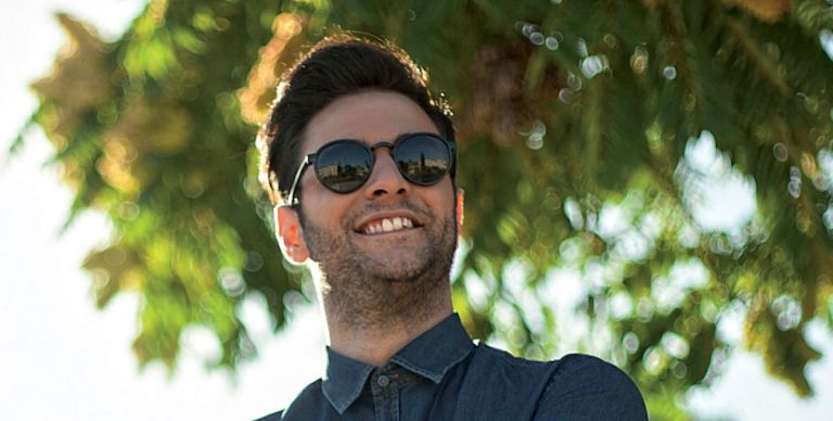 Ίαν Στρατής: “Αυτό είναι το πιο περίεργο σημείο που έχω υπογράψει αυτόγραφο” (vid)