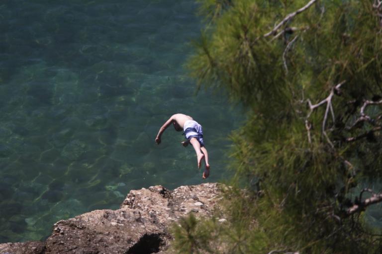 Καιρός: Ασυνήθιστα κρύα για την εποχή τα νερά των ελληνικών θαλασσών