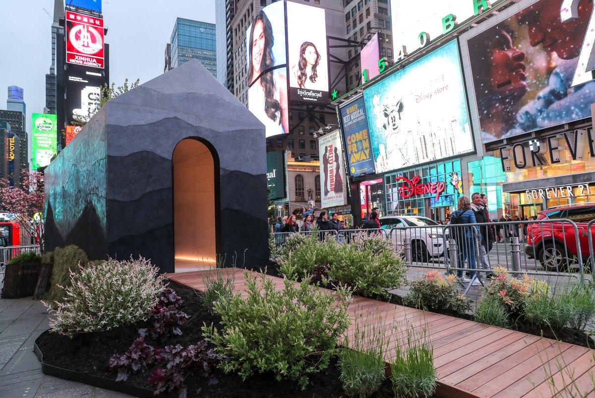 TINY HOUSE: Ένα μικροσκοπικό σπίτι «ξεφύτρωσε» στην Times Square της Νέας Υόρκης (pics)