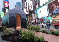TINY HOUSE: Ένα μικροσκοπικό σπίτι «ξεφύτρωσε» στην Times Square της Νέας Υόρκης (pics)