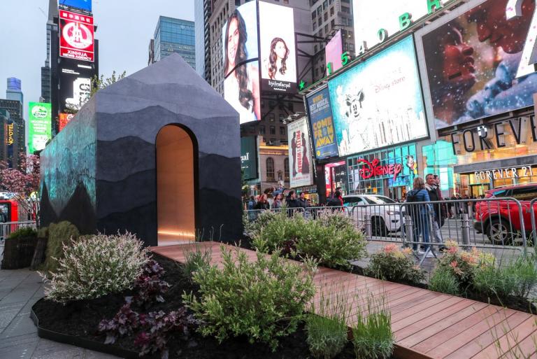 TINY HOUSE: Ένα μικροσκοπικό σπίτι «ξεφύτρωσε» στην Times Square της Νέας Υόρκης (pics)
