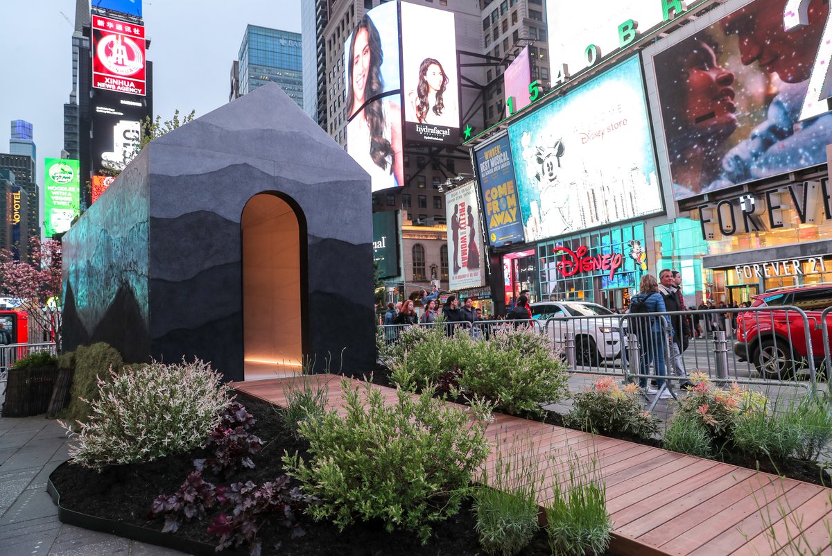TINY HOUSE: Ένα μικροσκοπικό σπίτι «ξεφύτρωσε» στην Times Square της Νέας Υόρκης (pics)