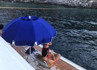 Λίγοι το πρόσεξαν: Αυτό το βιβλίο είχε μαζί του στη θαλαμηγό ο Τσίπρας