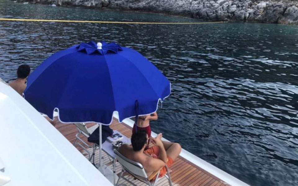 Λίγοι το πρόσεξαν: Αυτό το βιβλίο είχε μαζί του στη θαλαμηγό ο Τσίπρας