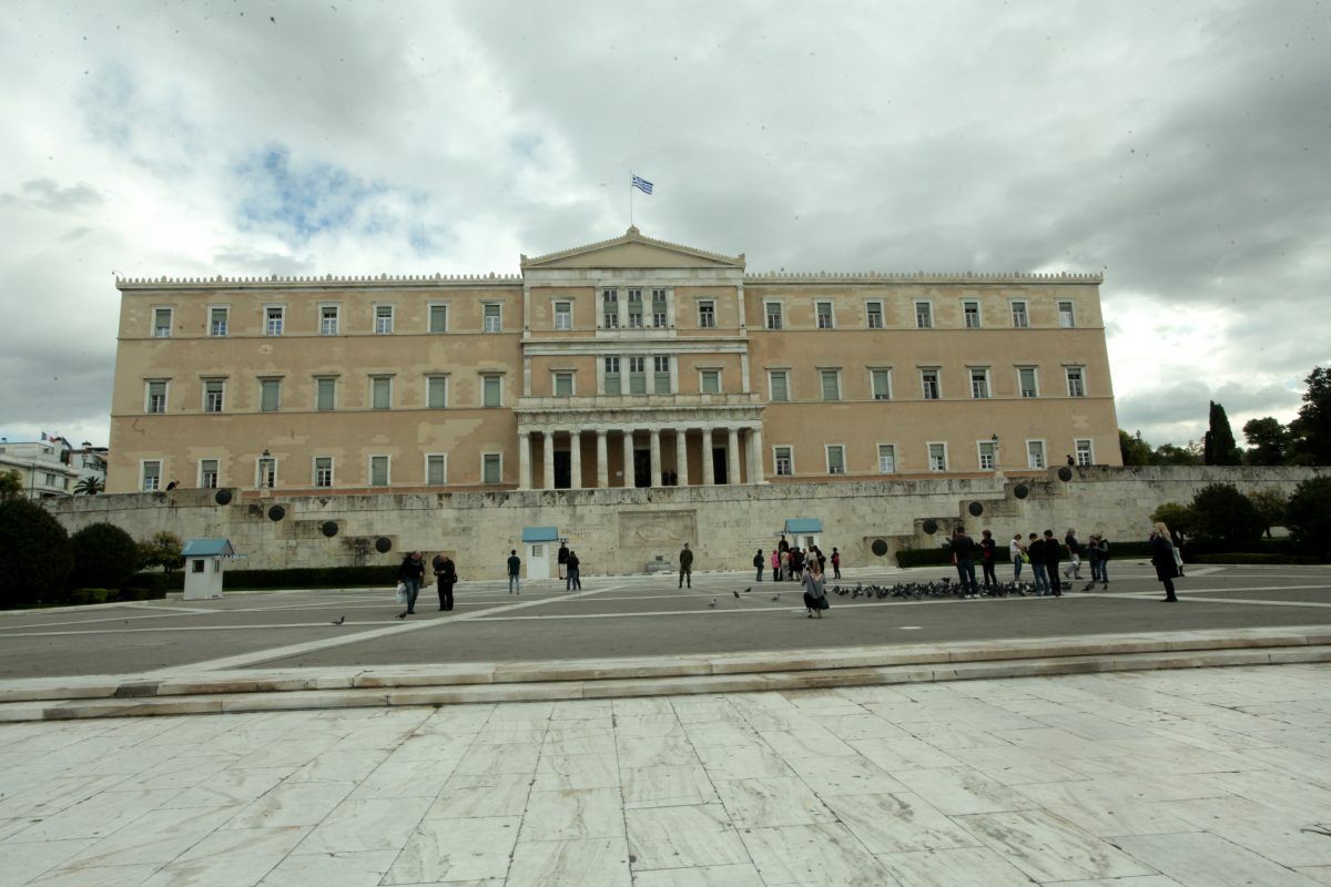 Επίθεση στη Βουλή: Ομάδα αγνώστων πέταξε μπογιές και πέτρες