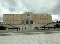 Επίθεση στη Βουλή: Ομάδα αγνώστων πέταξε μπογιές και πέτρες