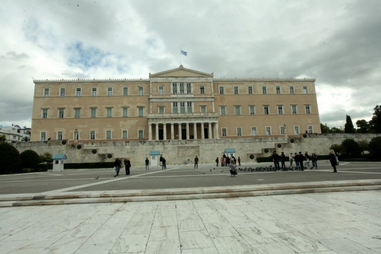 Επίθεση στη Βουλή: Ομάδα αγνώστων πέταξε μπογιές και πέτρες