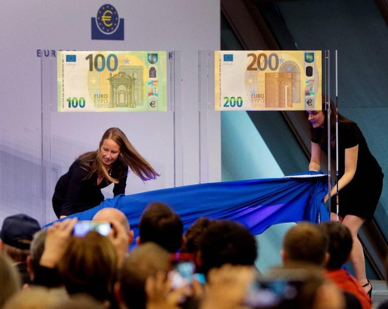 Από αύριο Τρίτη στην κυκλοφορία τα νέα χαρτονομίσματα των 100 και 200 ευρώ