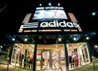 Adidas: Έχασε την αποκλειστικότητα του σήματος της