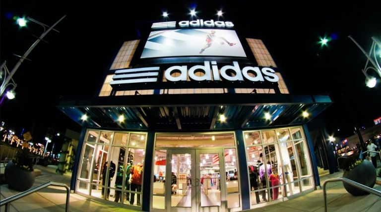 Adidas: Έχασε την αποκλειστικότητα του σήματος της
