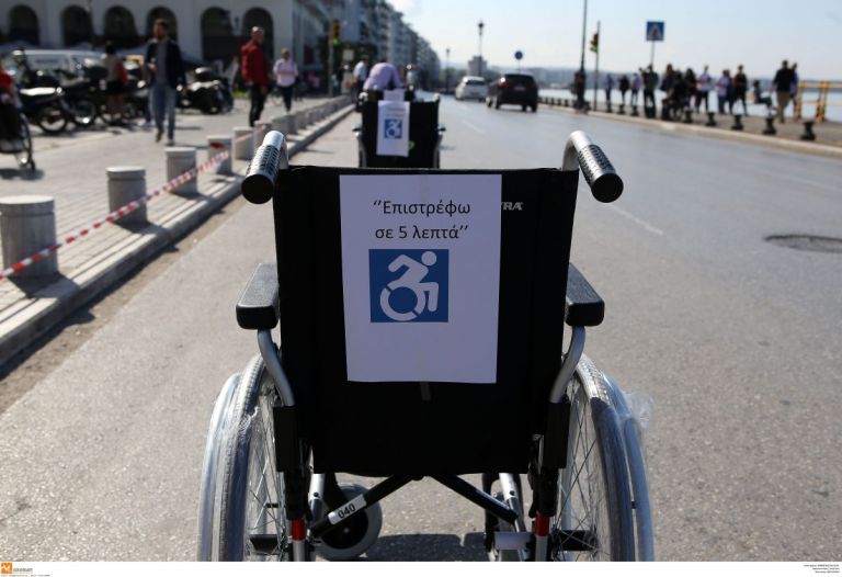 Θεσσαλονίκη: Δράση διαμαρτυρίας με αναπηρικά αμαξίδια