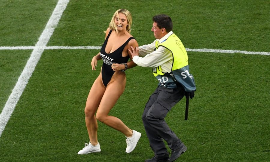 Τελικός Champions League: Η εντυπωσιακή εισβολέας πανηγύρισε την αποφυλάκιση της (vid)