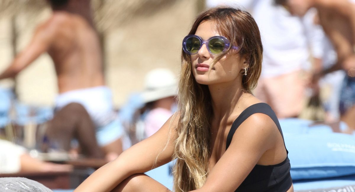 Ελευθερία Ελευθερίου: “Τρελαίνει” κόσμο στη Σαντορίνη