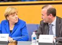 Bloomberg: Η Μέρκελ κάνει δεύτερες σκέψεις για την υποψηφιότητα Βέμπερ