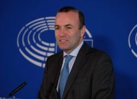 Μάνφρεντ Βέμπερ: Επανεξελέγη με συντριπτική πλειοψηφία επικεφαλής του ΕΛΚ