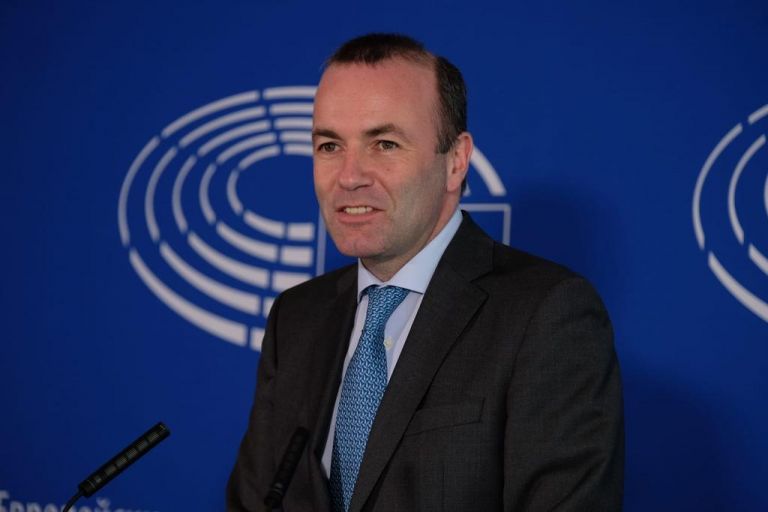 Μάνφρεντ Βέμπερ: Επανεξελέγη με συντριπτική πλειοψηφία επικεφαλής του ΕΛΚ