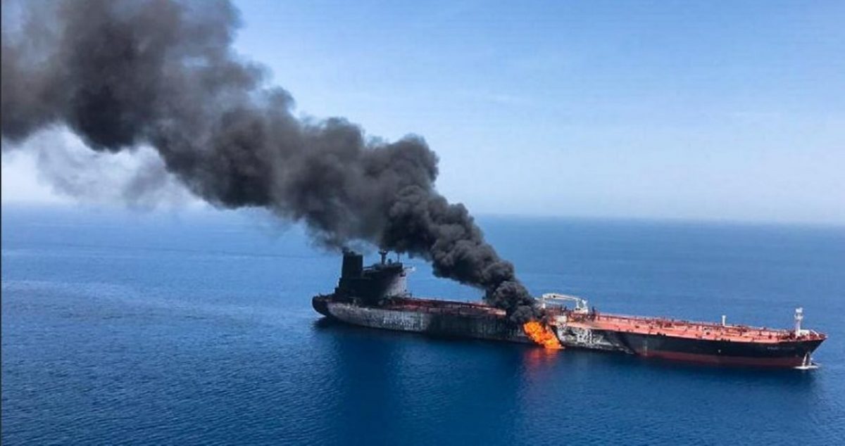 Εκρήξεις στον Κόλπο του Ομάν: Από τορπίλες και μαγνητικές νάρκες χτυπήθηκαν τα πλοία