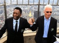 L’ Equipe: Χαμός με το πρωτοσέλιδο – Γυμνοί στο ντουζ Πελέ και Μπεκενμπάουερ