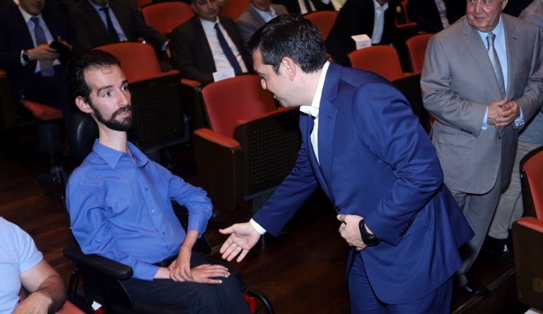 Εκλογές 2019: Ο Τσίπρας χαιρέτησε τον Κυμπουρόπουλο στο συνέδριο του ΣΕΤΕ