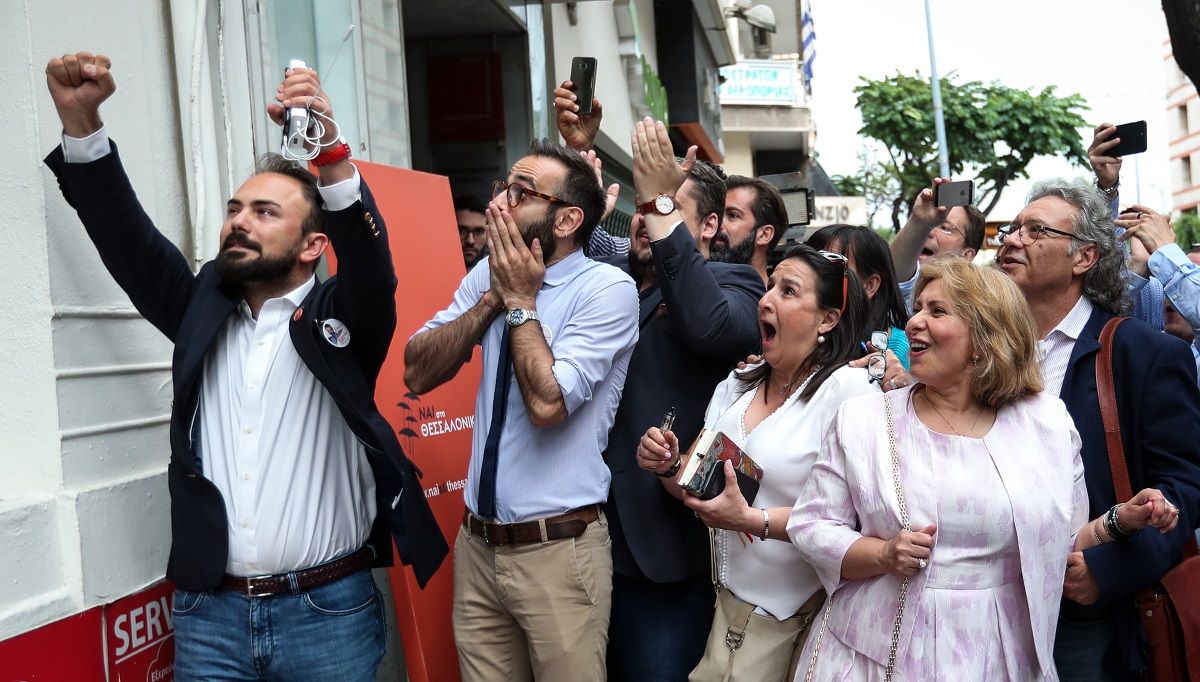 Αποτελέσματα δημοτικών εκλογών: Πανηγύρια στο εκλογικό κέντρο Ζέρβα – “Πάγωσαν” οι υποστηρικτές του Ταχιάου