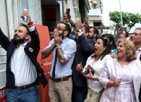 Αποτελέσματα δημοτικών εκλογών: Πανηγύρια στο εκλογικό κέντρο Ζέρβα – “Πάγωσαν” οι υποστηρικτές του Ταχιάου