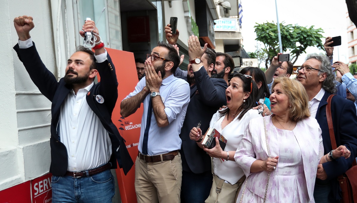 Αποτελέσματα δημοτικών εκλογών: Πανηγύρια στο εκλογικό κέντρο Ζέρβα – “Πάγωσαν” οι υποστηρικτές του Ταχιάου