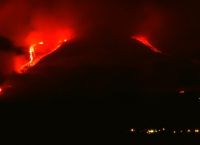 Η Αίτνα “ξύπνησε” και εκτοξεύει λάβα (vids)