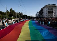 Athens Pride 2019: Ξεκίνησε η παρέλαση – Γέμισε με πολύχρωμες σημαίες το κέντρο της Αθήνας (pics)
