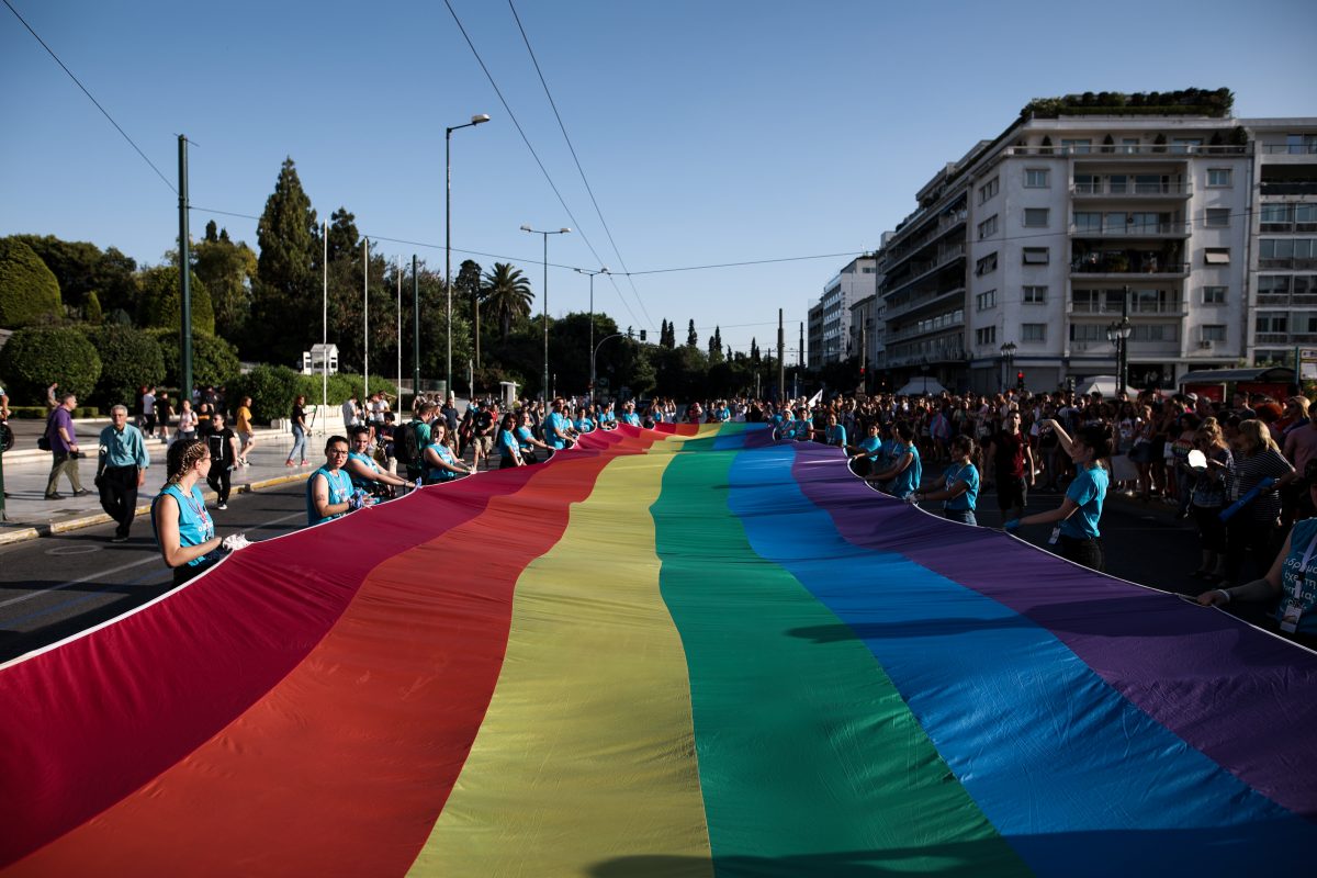 Athens Pride 2019: Ξεκίνησε η παρέλαση – Γέμισε με πολύχρωμες σημαίες το κέντρο της Αθήνας (pics)