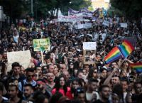 Athens Pride 2019: Νεαρός άνδρας βγήκε χωρίς ρούχα στην Πανεπιστημίου (pic)