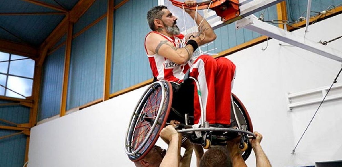 Μπάσκετ με αμαξίδιο: Η στιγμή που σηκώνουν αθλητή για να κόψει το διχτάκι (pics&vid)
