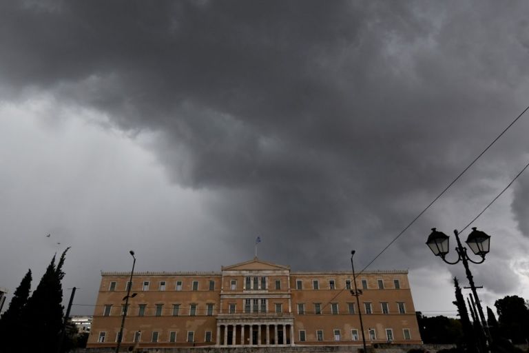 Καιρός αύριο: Διατηρείται και την Τρίτη το βροχερό σκηνικό