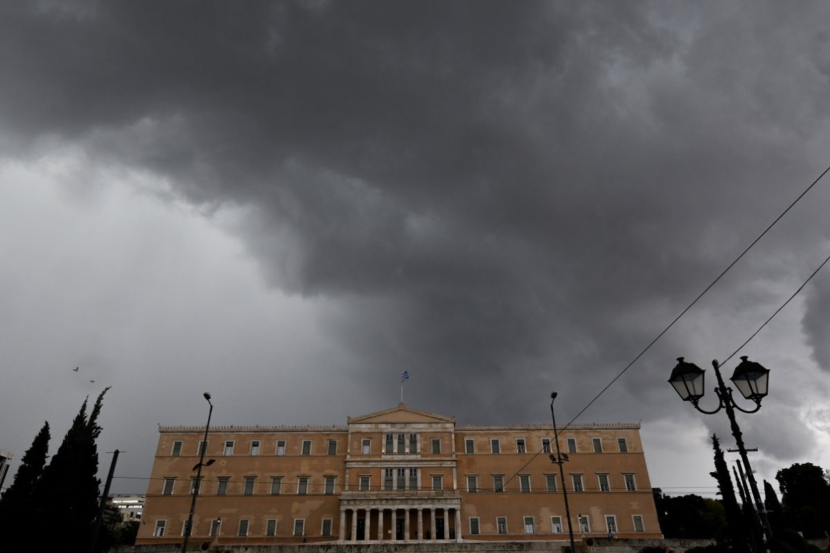 Καιρός αύριο: Διατηρείται και την Τρίτη το βροχερό σκηνικό