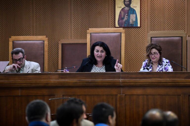 Δική Χρυσής Αυγής: Απόντες οι κατηγορούμενοι – Εξοργισμένη η πρόεδρος
