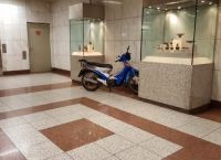 Απίθανο: Πάρκαρε το μηχανάκι μέσα στο μετρό