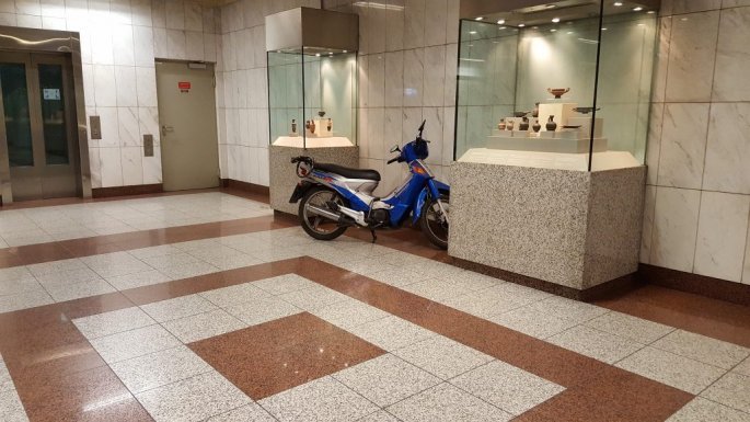 Απίθανο: Πάρκαρε το μηχανάκι μέσα στο μετρό