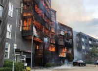 Φωτιά τώρα: Μεγάλη πυρκαγιά σε πολυκατοικία στον Λονδίνο(vids)