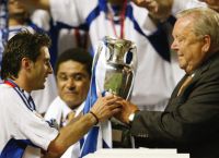 Λέναρτ Γιόχανσον: Όταν έδωσε το τρόπαιο του EURO 2004 στον Ζαγοράκη (vid)