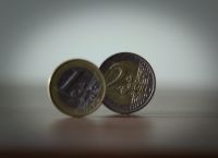 Χίος: Παπάς πέταξε κέρματα σε βουλευτή του ΣΥΡΙΖΑ