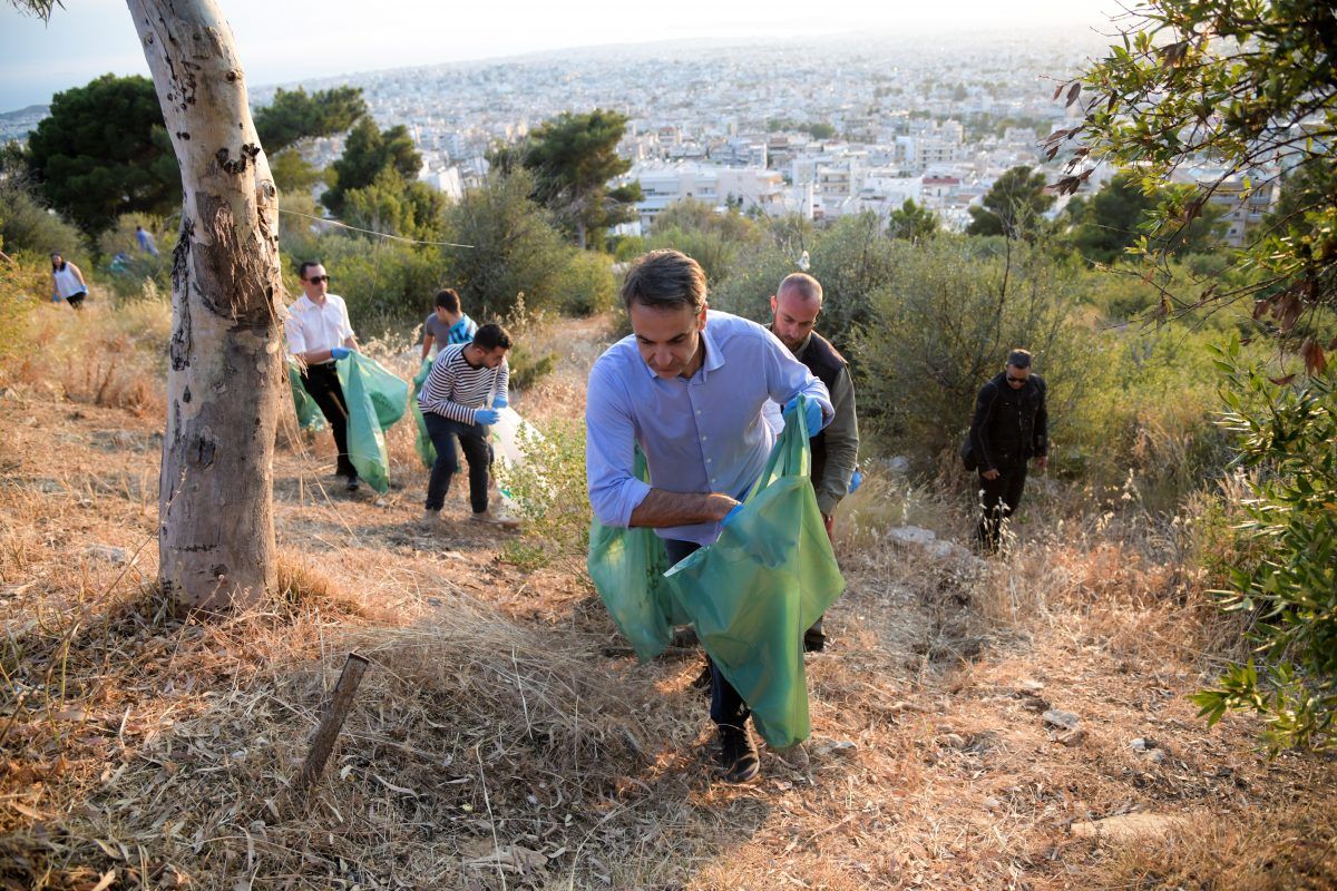Εκλογές 2019: Ο Κυριάκος Μητσοτάκης μάζεψε σκουπίδια στον Υμηττό με εθελοντές