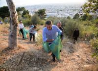 Εκλογές 2019: Ο Κυριάκος Μητσοτάκης μάζεψε σκουπίδια στον Υμηττό με εθελοντές