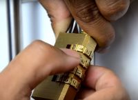 Λουκέτα: Αυτός είναι ο τρόπος που οι κλέφτες μπορούν να τα ανοίξουν μέσα σε δύο λεπτά [vid]