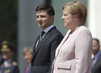 Παγκόσμια ανησυχία για τη Μέρκελ: Έτρεμε στην υποδοχή του Ουκρανού προέδρου (vid)