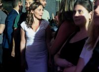Μπέτυ Μπαζιάνα: “Φρέσκια” και χαμογελαστή στο πλάι του Τσίπρα (pics)