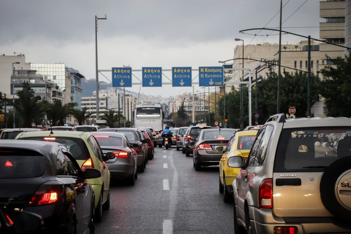 Κηφισίας μποτιλιάρισμα: Οι οδηγοί περιμένουν 1,5 ώρα την τροχαία