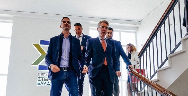 Αποτελέσματα δημοτικών εκλογών: Συνεχάρη τον Κώστα Μπακογιάννη ο Τζέφρι Πάιατ