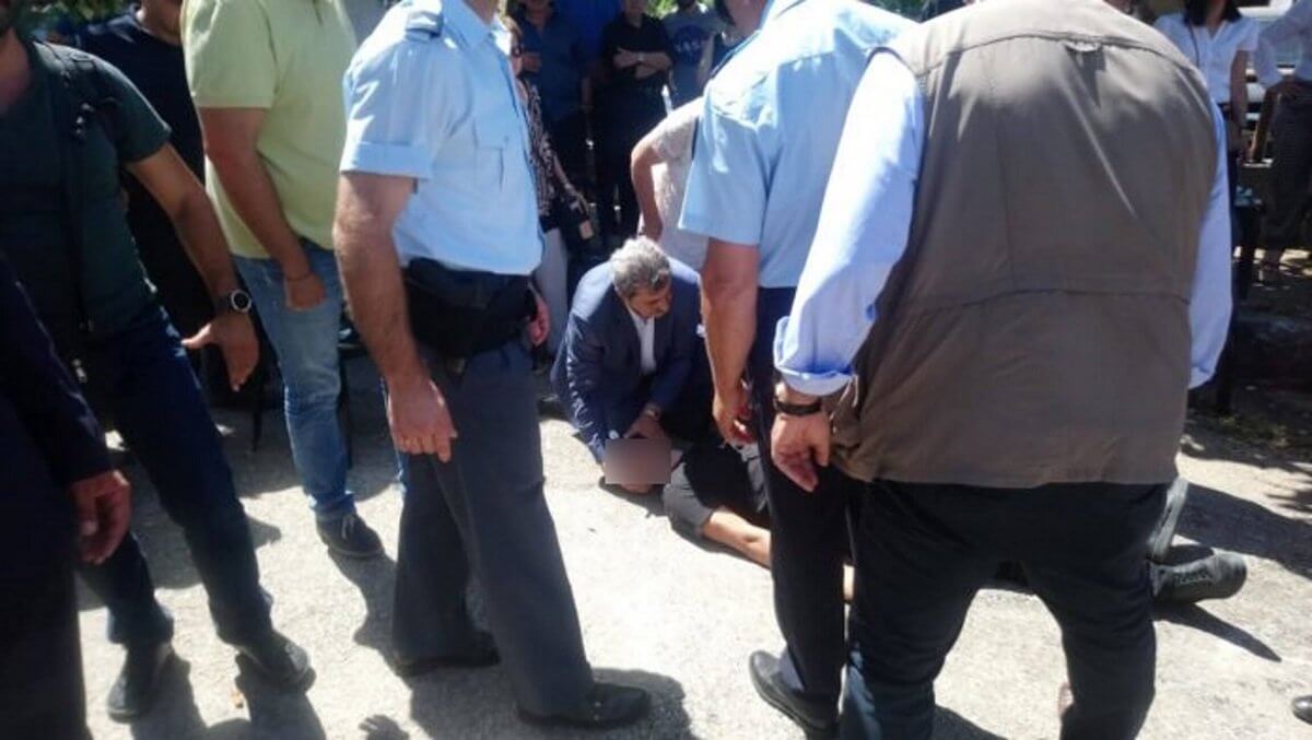 Ο Πολάκης έσωσε άνθρωπο που έπαθε κρίση επιληψίας (pics)
