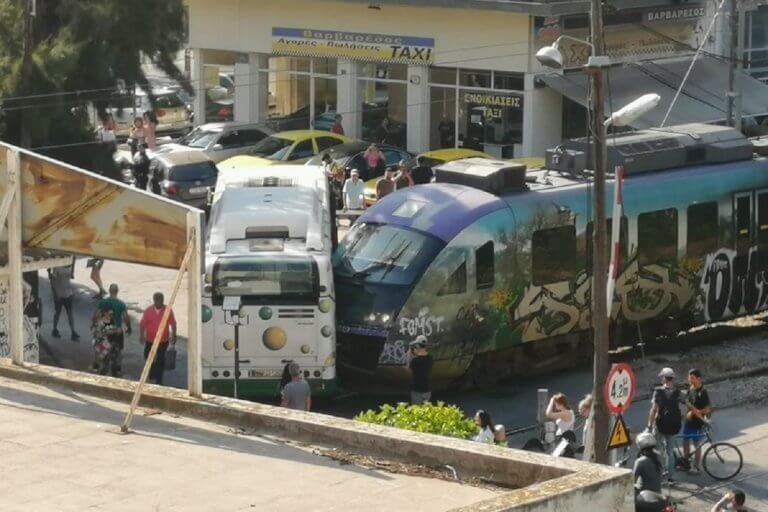 Σύγκρουση προαστιακού με λεωφορείο στη Λιοσίων