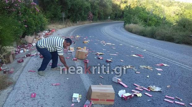 sokolates-kriti-1300 Εθνική οδός στην Κρήτη γέμισε... σοκολάτες [εικόνες]