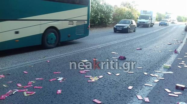 sokolates-kriti2-1300 Εθνική οδός στην Κρήτη γέμισε... σοκολάτες [εικόνες]